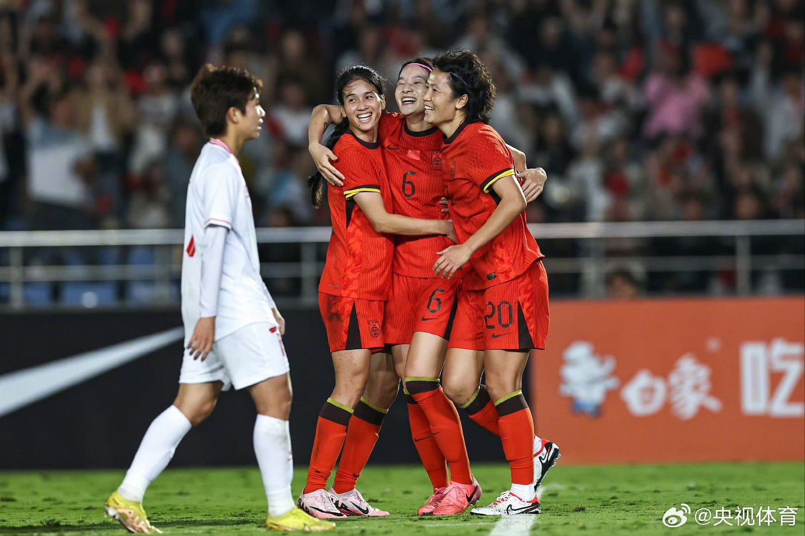 冠军女足比赛澎湃激烈，实力擅长展现！
