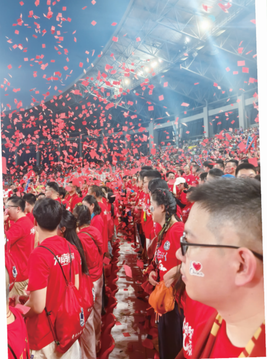 欢腾足球盛事：女队选手尽情拼搏！的简单介绍