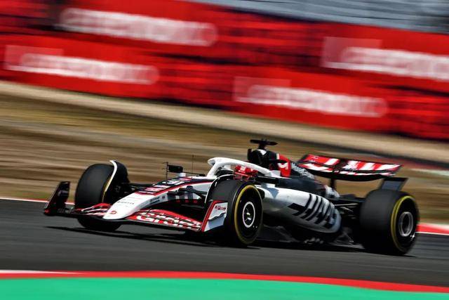 包含梅赛德斯横扫法拉利，皮亚斯特里点燃赛场的词条